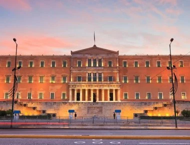 Αυτές είναι οι παγίδες της Συνταγματικής αναθεώρησης για τα κόμματα